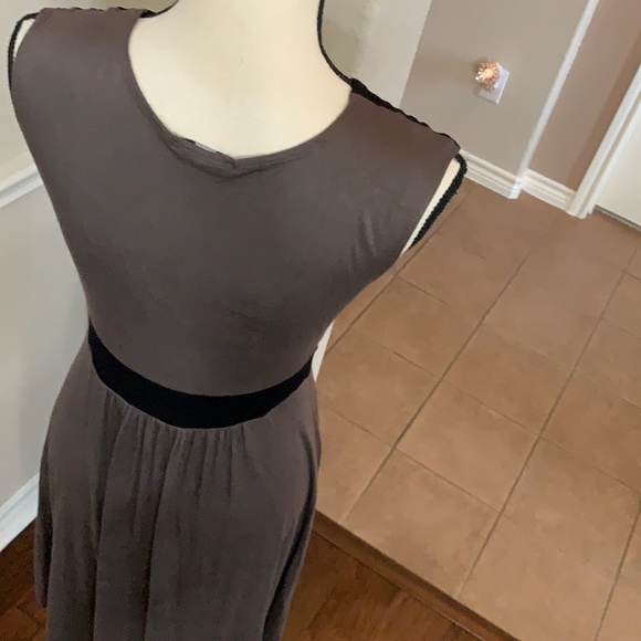Soprano tan and black color block sleeveless dress. Small - Picture 12 of 17